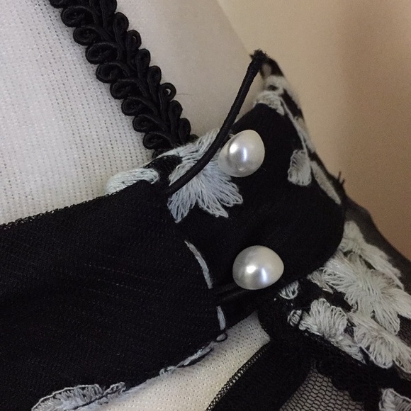 Gorgeous lace overlay on sewn in black liner - Picture 2 of 3